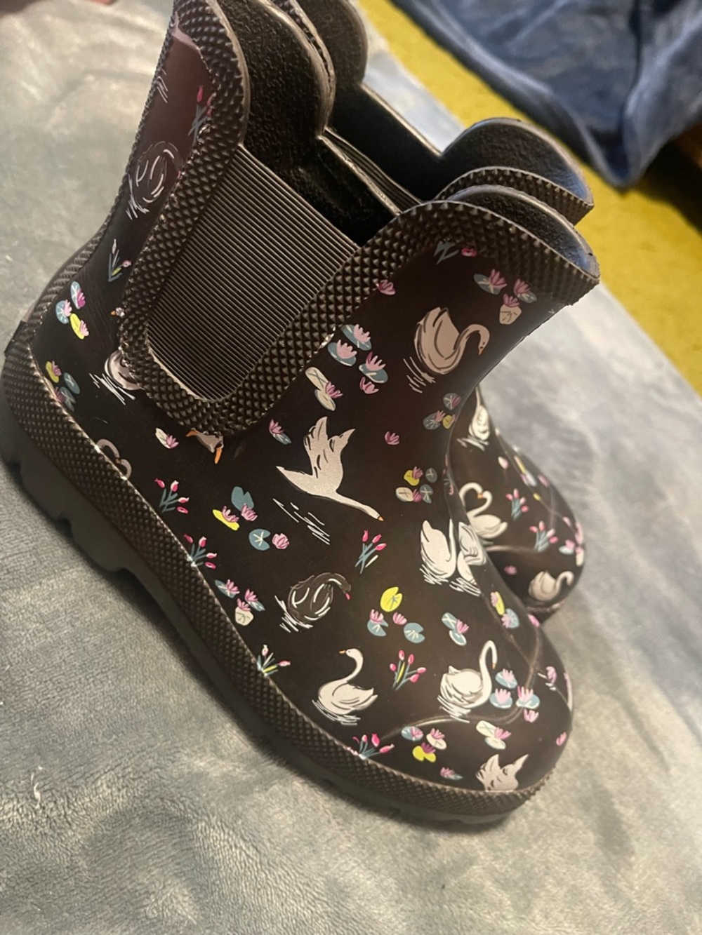 Vera Bradley Totes Carson Rain Boots Waterproof Black Swan Lake SIZE 6